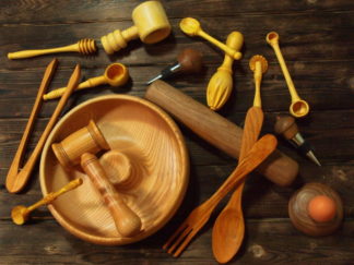 Vaisselle en bois, ustensiles de cuisine en bois. Assiette, bol